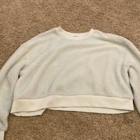 Women’s dip white crop top with sleeves - Picture 2 of 3